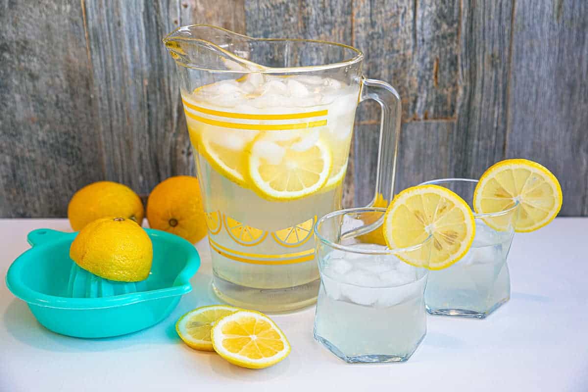 כוס מים עם לימון